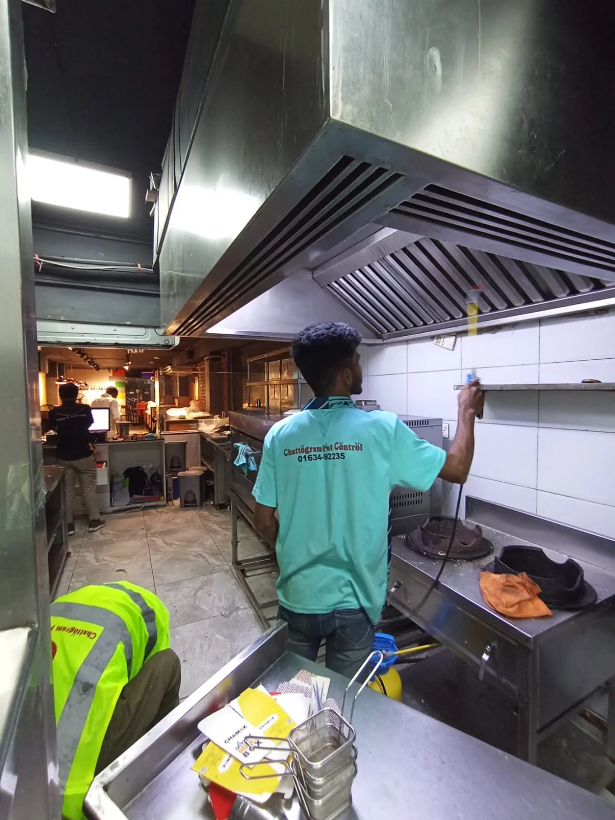 চকবাজারের "Chomok Resturant (চমক রেস্টুরেন্ট)" এখন ১০০% তেলাপোকা ও জীবাণুমুক্ত! 🍽️✨